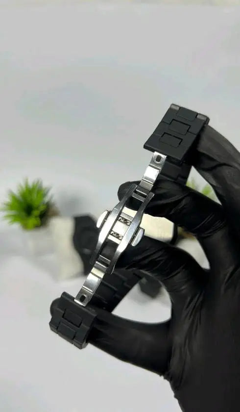 ساعة أورا العربية السوداء