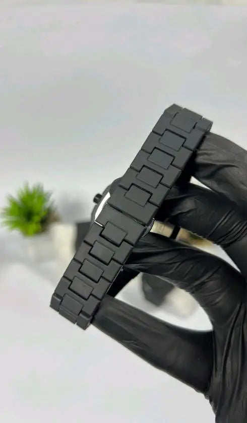 ساعة أورا العربية السوداء